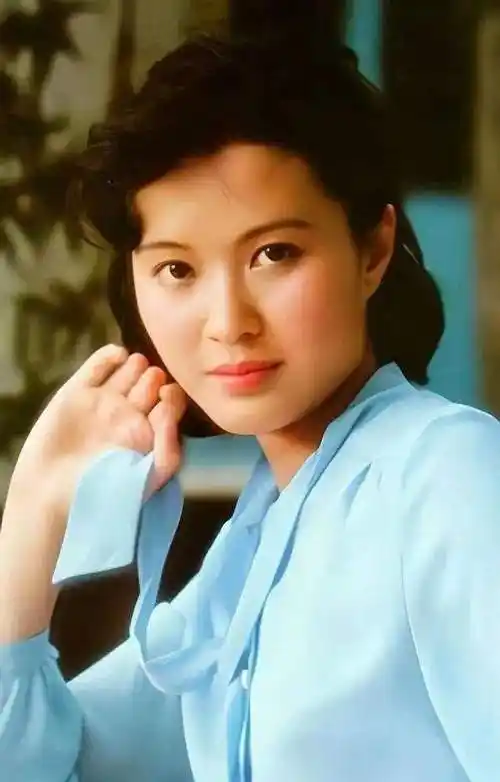 演员方舒:两婚两离,独自养大两个女儿,如今女儿成了她的骄傲|沈丹萍