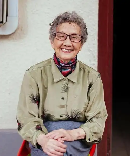 时尚不分年龄上海平均65岁的老年人穿搭优雅又时髦真美