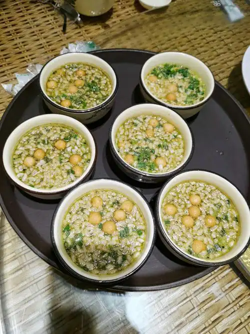 油茶,我还是第一次吃,刚入口时,觉得味道怪怪的,多吃几口之后,越吃越