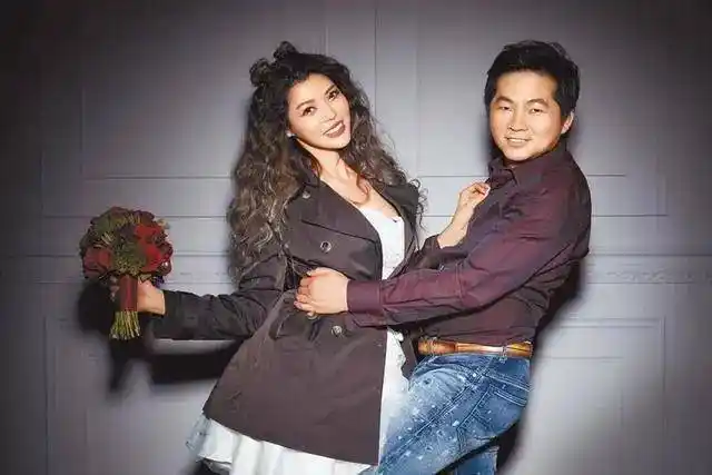 殷琦宣布怀孕,嫁身价过亿的二婚丑富豪,如今婚姻很幸福|梁赫群|康熙来