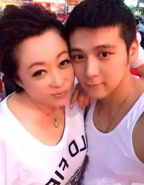 张海燕恋小28岁男模互称妈咪儿子女方夸对方会疼人会赚钱养家