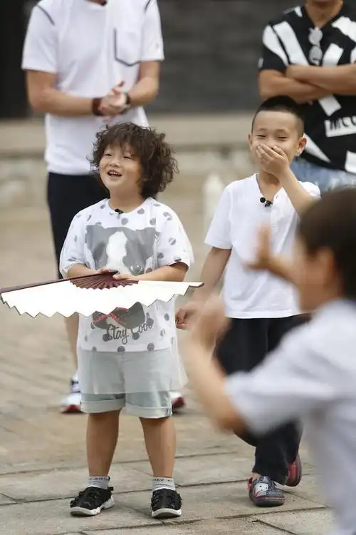 《爸爸去哪儿3》第14期预告:邹市明轩轩陷"扇子风波" 邹家霸道家规首