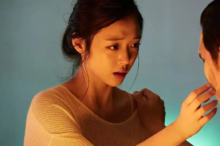 离世四年崔雪莉生前纪录片公开被装进偶像模具的孤独灵魂