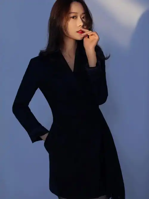 芳华西装写真形象照