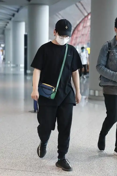 组图:郭麒麟自曝因外卖不好吃搬家后亮相 装扮低调搭配可爱