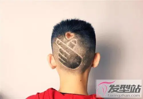 小男孩2021年发型新款两边铲后脑剃萌值爆表