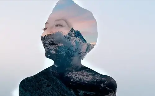 通俗解释就是多张照片重叠在一起,通过降低其中一种或者几张的透明度