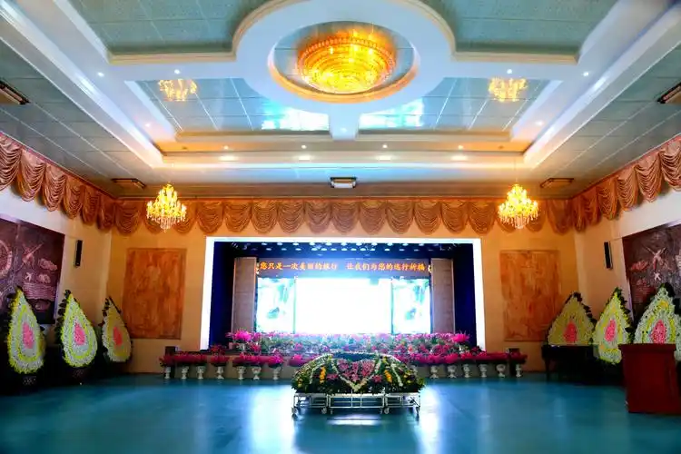 市殡仪馆告别厅提供个性化围灵鲜花服务