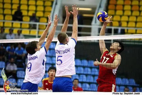 图文:国青男排征战亚青赛 韩添伊击球