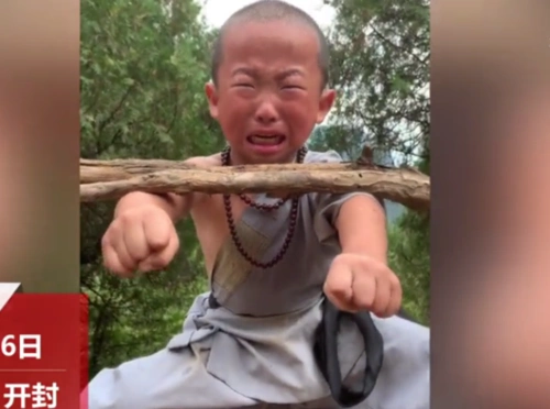 太可怜了!小和尚木桩上扎马步号啕大哭,师傅:都是为了他好