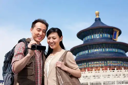 青年夫妇在天坛旅游