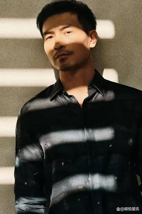 近日,演员纪焕博晒出一组运动时尚大片,照片中的他身着休闲运动装穿梭