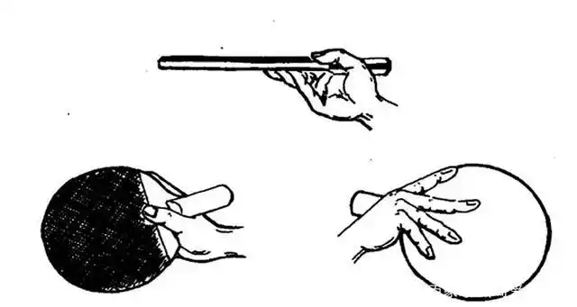 正确的直拍握拍方法:在球拍的正面,拇指第一关节和食指第二关节扣住拍