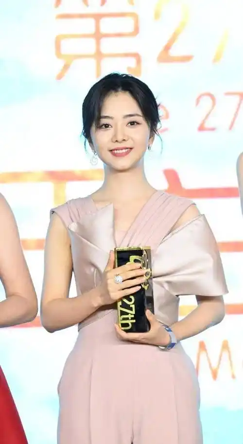 都在关注谭松韵得奖,我却被她的生图惊艳,清冷气质型太适合她了_酒会