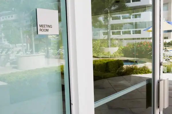 玻璃门,玻璃,大门,办公室,会议室,(图/达志/示意图)