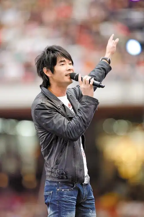 著名歌手黄品源:中年离婚不离家,引来网友非议