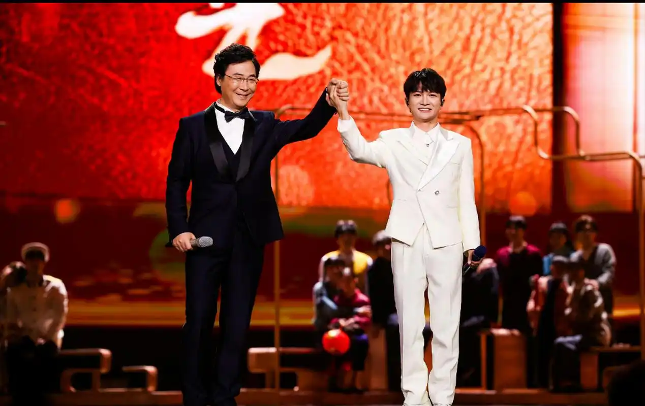周深和廖昌永在6月23日"第28届上海电视节白玉兰奖颁奖典礼"现场合唱