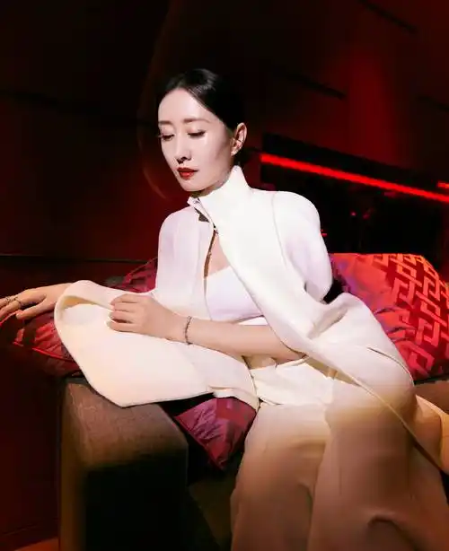 刘敏涛穿白色套装美飒干练黑发配红唇气场全开