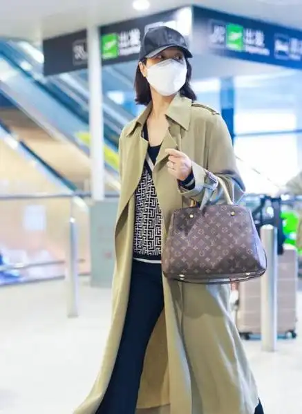 朱丹终于认真打扮了穿卡其色风衣走机场潇洒霸气堪称辣妈典范