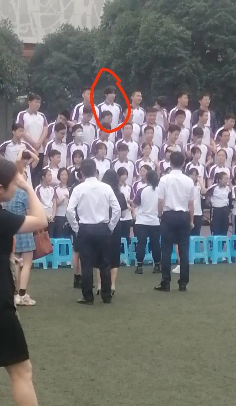 组图:刘耀文拍初中毕业照洋溢青春气息 穿校服整理发型超可爱