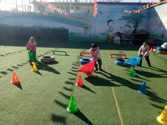 金苹果幼儿园大班小朋友户外活动《推小车障碍赛》