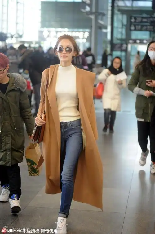 机场街拍古力娜扎机场照出炉,走路很有感觉,又一个把机场当秀场的明星