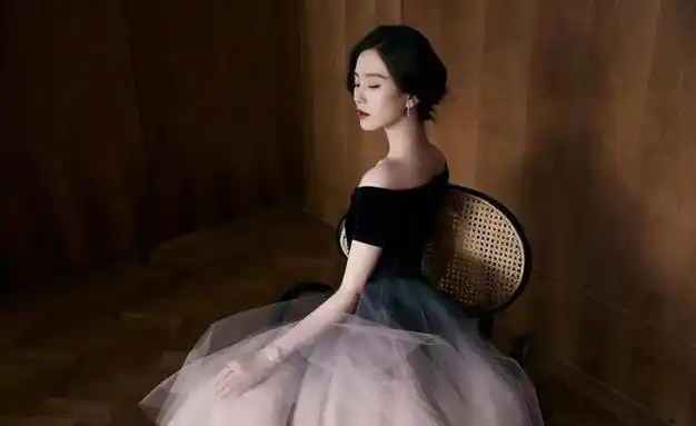 刘诗诗穿渐变色网纱长裙亮相戴22万手表显贵气网友太高级了