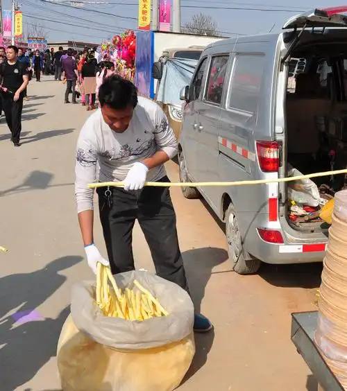 只能在农村大集上才能一见的长条爆米花是最火爆的美食之一