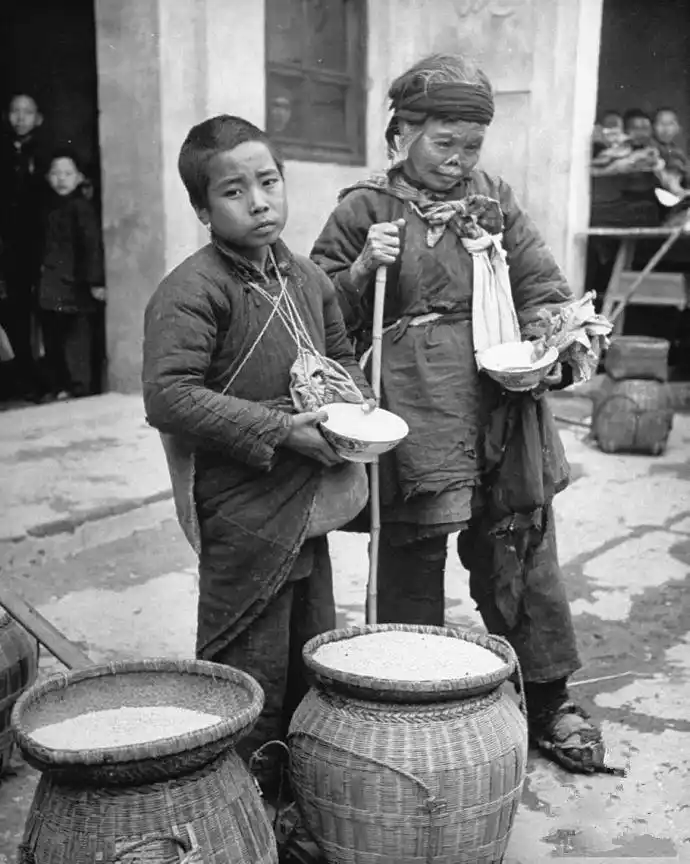 民国时期大逃荒老照片:衣衫褴褛的乞丐让人动容