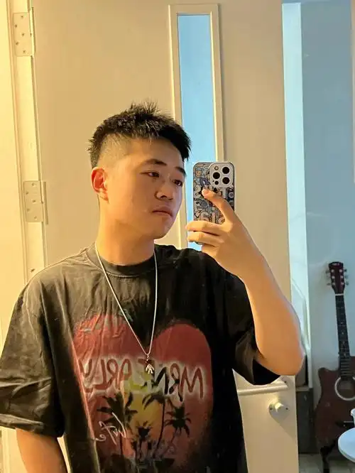 男生对镜自拍不一样的另一面