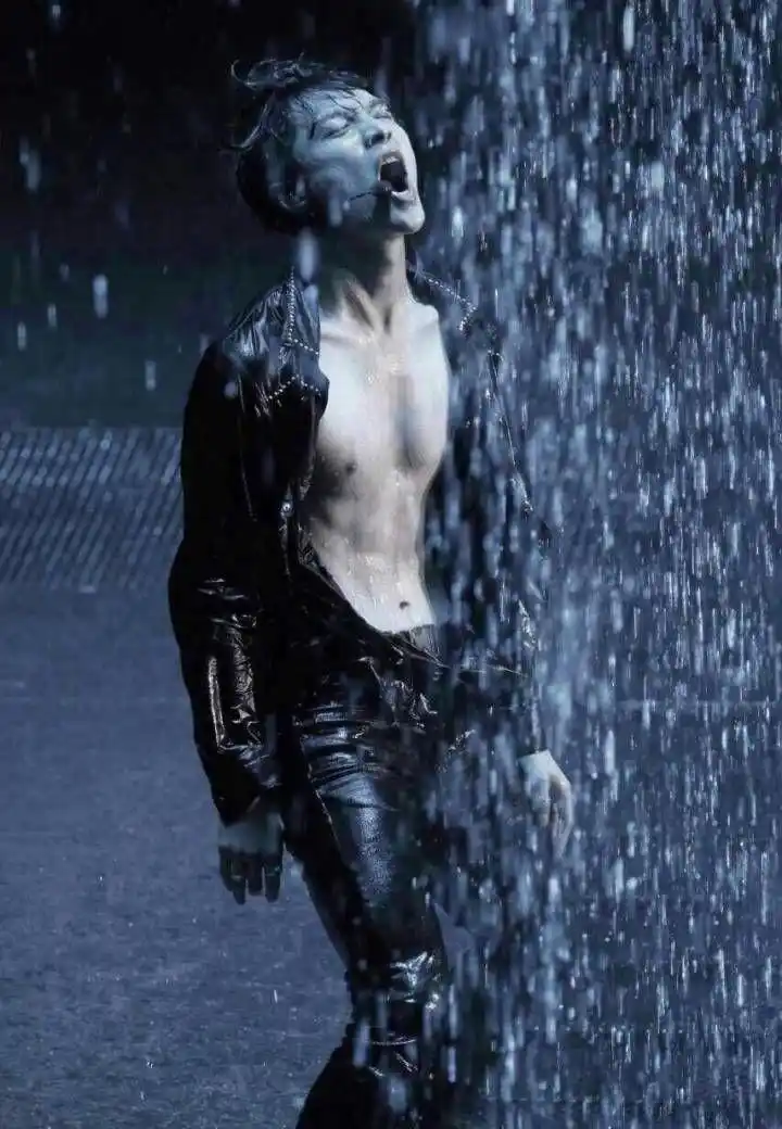 张艺兴湿身图集,美到语塞,身上每一处都透漏着精致和完美