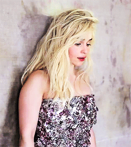 色赏美艳龙母艾米莉亚克拉克最新写真