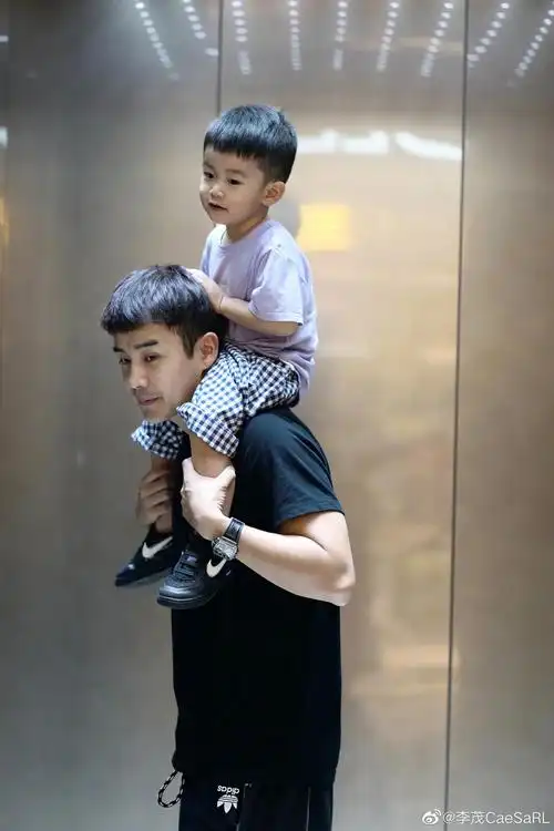 组图:弦子晒老公李茂与儿子照片 父子俩互动画面和谐温馨
