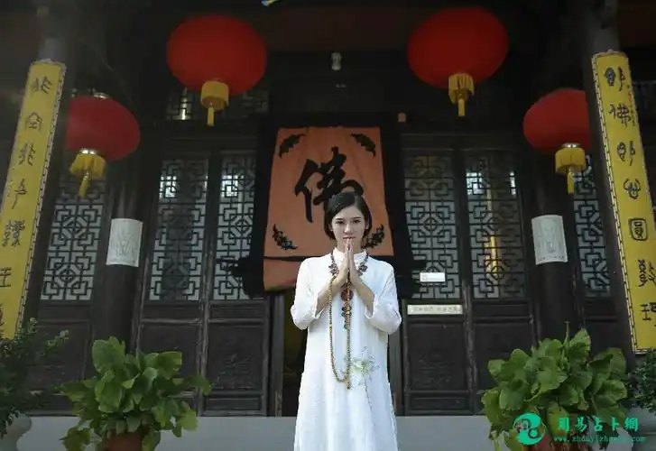 去寺庙烧香拜佛想要菩萨保佑增财增福请记得这样做