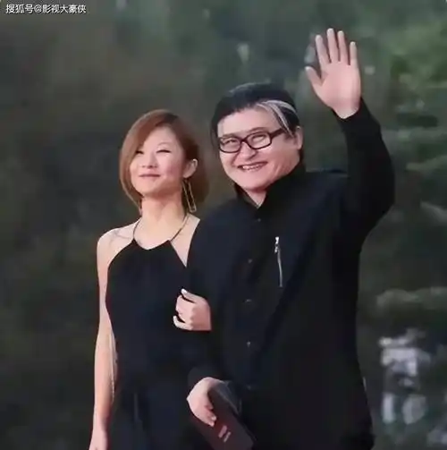 刘欢夫妇办家宴,妻子卢璐罕见露面,吉克隽逸穿着暴露引反感