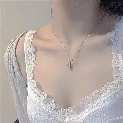 诱惑撩人的露锁骨女生头像