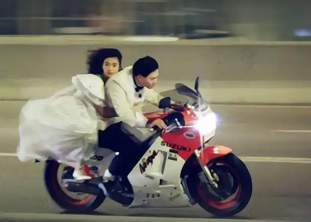 《天若有情》:刘德华和吴倩莲用摩托车诠释了什么是真爱