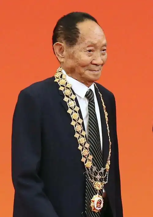 2019年9月29日,袁隆平在人民大会堂被授予"共和国勋章".