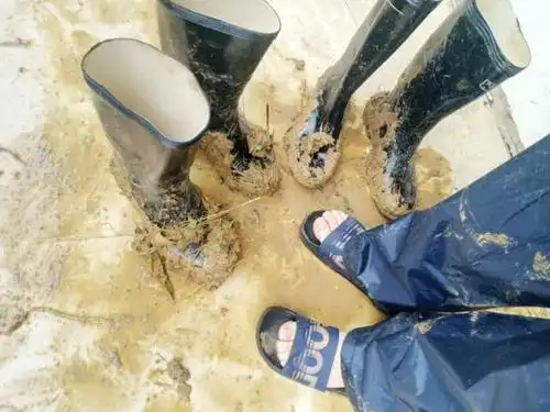 保障人员在泥泞中跋涉的雨靴.