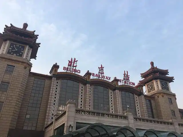 正是大年初二,所以火车站的人流量特别的多,一下火车就直奔向广场边上