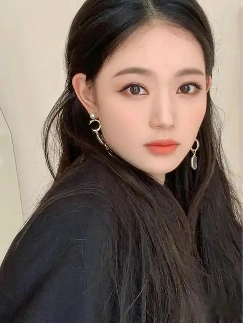 如今已经不是以那个满脸打玻尿酸,浓眉大眼,高鼻梁,鹅蛋脸的网红脸为