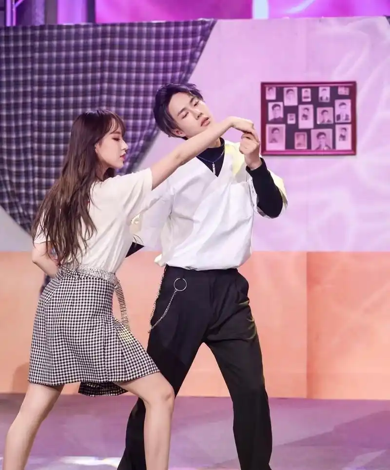 王一博和程潇跳舞图!我承认我吃醋了[可怜]