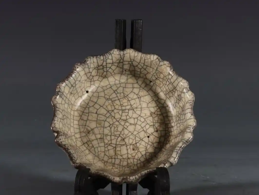 南宋 哥窑米色釉葵花式洗 高3.5口径12底径9公分