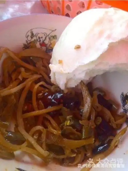 馒头一掰两半儿夹柱子咸菜馒头一合吃起来别有滋味