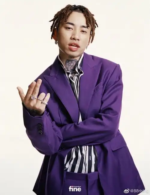 马思唯作为年度榜young音乐代表在今晚时尚先生年度盛典恭喜我们的