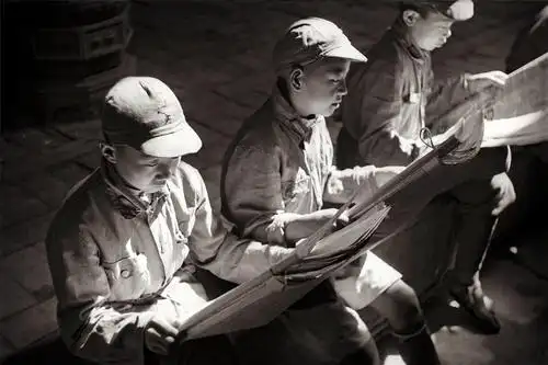 红军小战士在读报