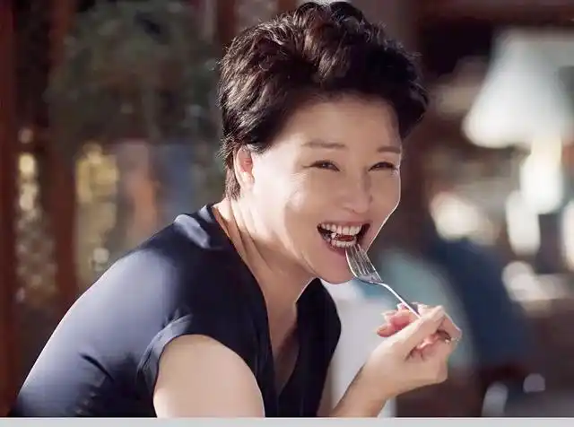 62岁朱茵洋气时髦,她在《小舍得》中的穿搭,中老年妈妈照穿显贵