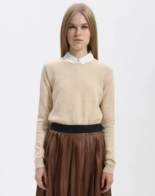 米杏色圆领简约长袖针织衫