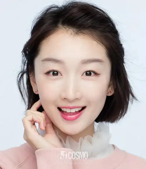 周冬雨的眼睛很有代表性,大部分东方女孩都是这种:偏细长,不是完全的