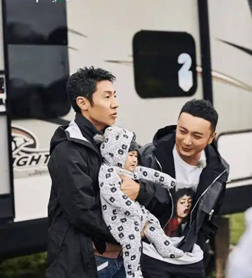 拥有俊朗外形的撒贝宁,异性缘爆棚,龙凤胎罕见亮相,长相不随爹_李白